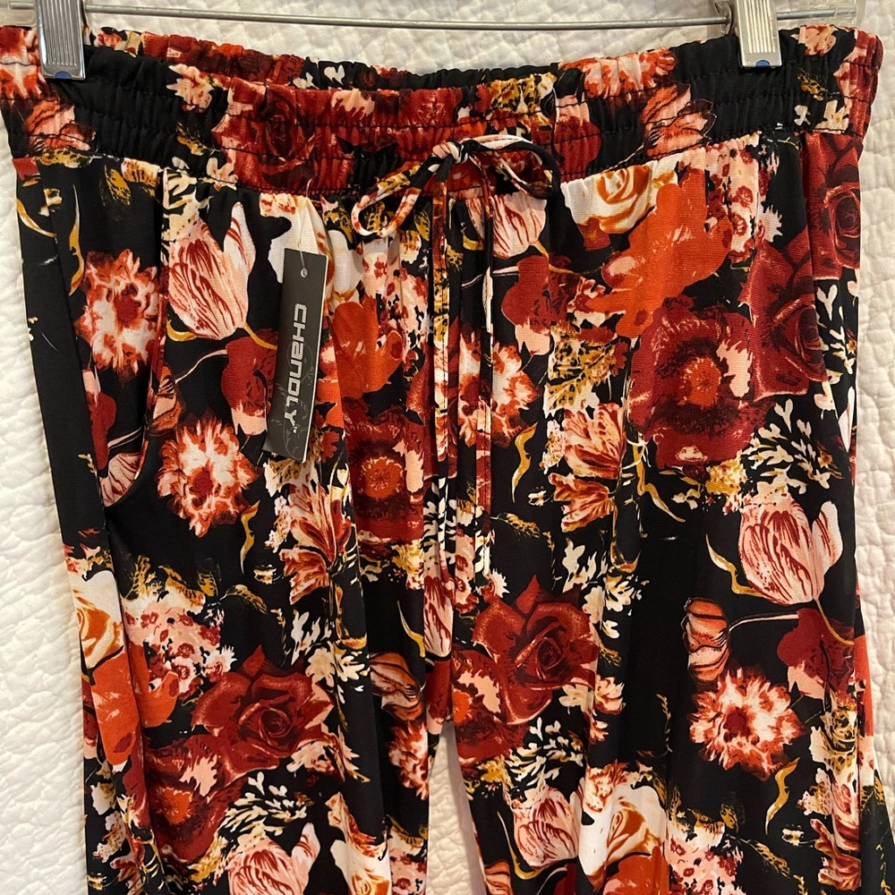 Chandly Floral Flowy Boho Pants. NWT
